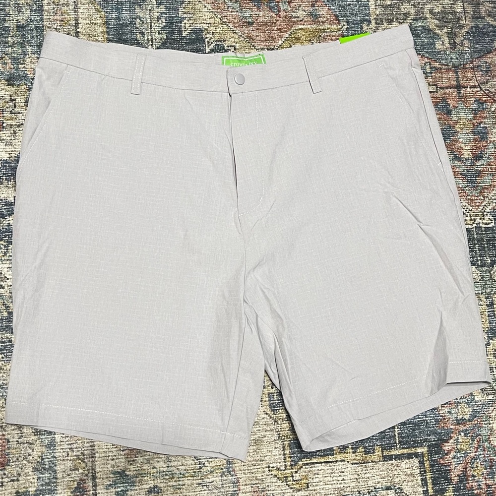 Crown & Ivy Performance golf shorts. Men’s size 40. New